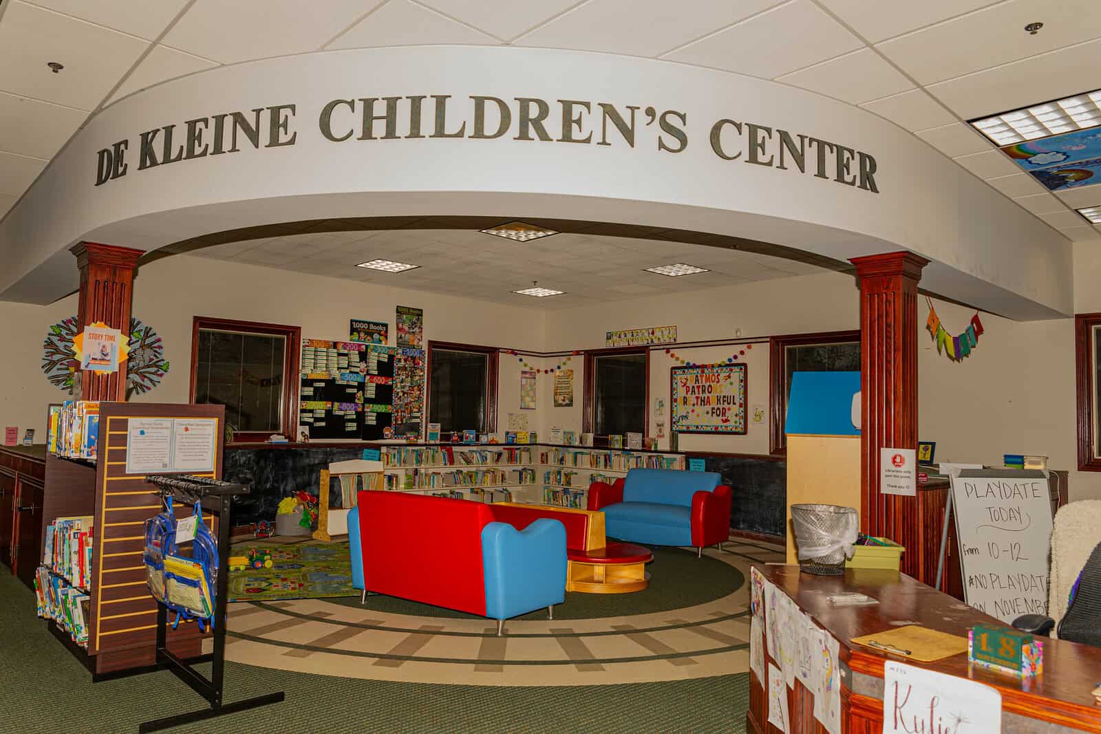 De Kleine Children's Center with colorful sofas and books